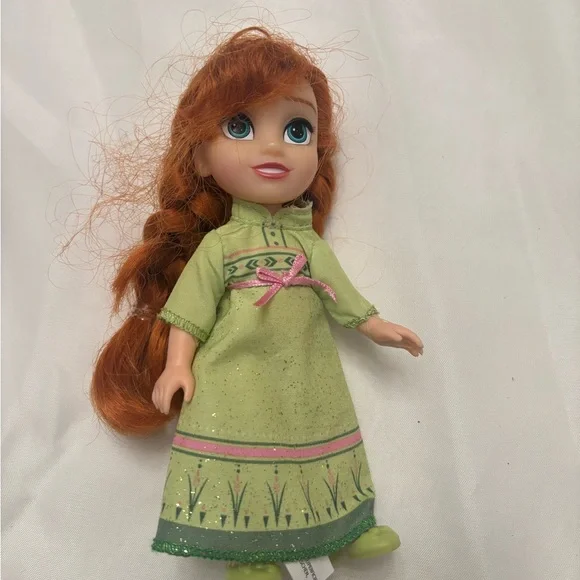 Disney Frozen 2 Anna & Elsa Lullaby Doll Set w/ Singing Bed EUC - Picture 12 of 17